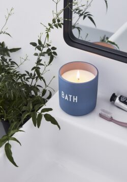 Velká vonná svíčka DESIGN LETTERS BATH - modrá - Image 2