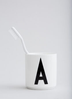 Porcelánový hrnek C DESIGN LETTERS - bílý - Image 2