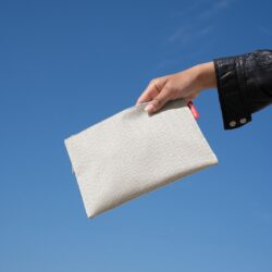 aby se vešel do každé tašky i&nbspkabelky.Mějte své pomůcky pěkně pohromadě a&nbsppořiďte si taštičku na zip Case 1.Taštička na zip Case 1 ve stručnosti:Univerzální taštička na kosmetiku a&nbspdalší drobné věciVejde se do každé tašky i&nbspkabelkyOtevírání pomocí zipuVysoce kvalitní polyester
