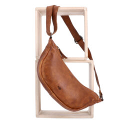 Malá kožená kabelka typu moonbag