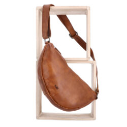 Malá kožená kabelka typu moonbag