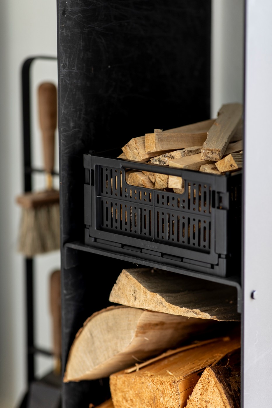 který neobsahuje škodlivé látky. Kolekce Made Crate se skládá z 20 krásných pastelových barev.Made Crate přepravky jsou stohovatelné a vyrábí se ve třech velikostech: mini