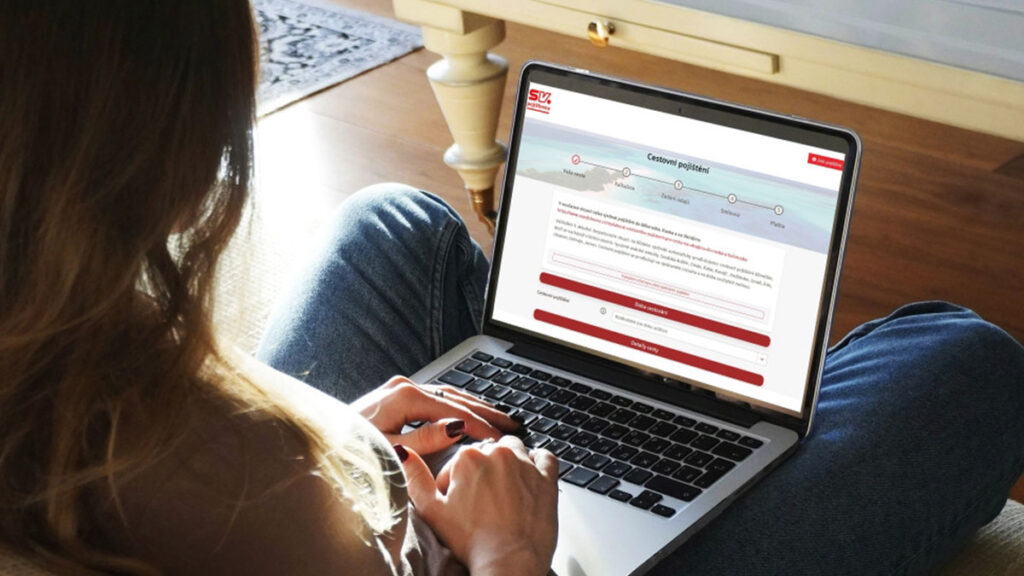 Žena na počítači vyhledává vhodné cestovní pojištění