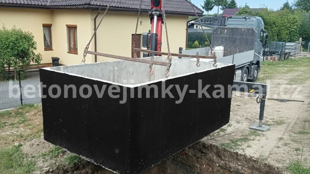Montaz velkoobjemove nadrze jerabem na stavbe